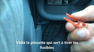 Comment changer un fusible dans une Twingo [upl. by Eelac218]