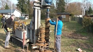 Brunnen bohren mit fahrbarer Bohrmaschine Teil 1 portable water well drilling machine in action [upl. by Euphemia]