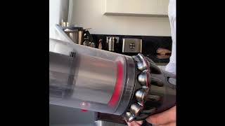 Nettoyer son aspirateur sans fil dyson V10 vidage et nettoyage How to clean and maintain Dyson V10 [upl. by Aiekal3]